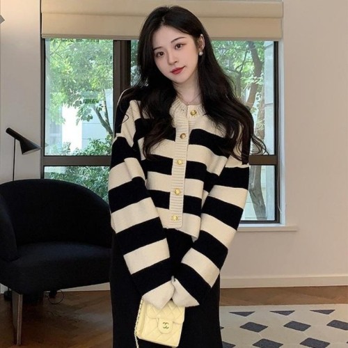Soft waxy color contrast striped round neck small fragrant knitted cardigan women's spring and autumn French style loose short sweater jacket