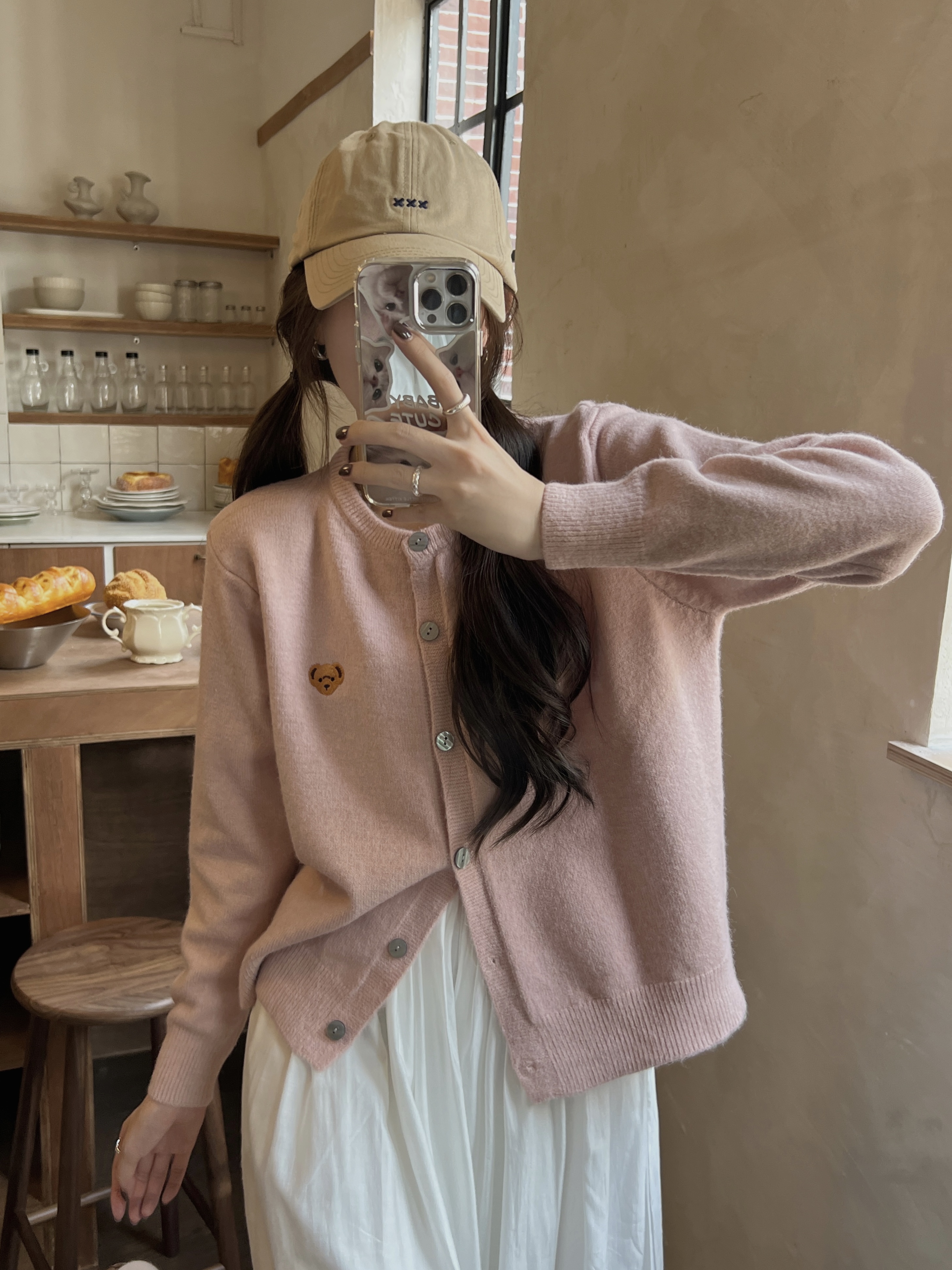 Actual shot of Xiaoxiangfeng soft and waxy white knitted cardigan, chic high-end design European bear sweater for women