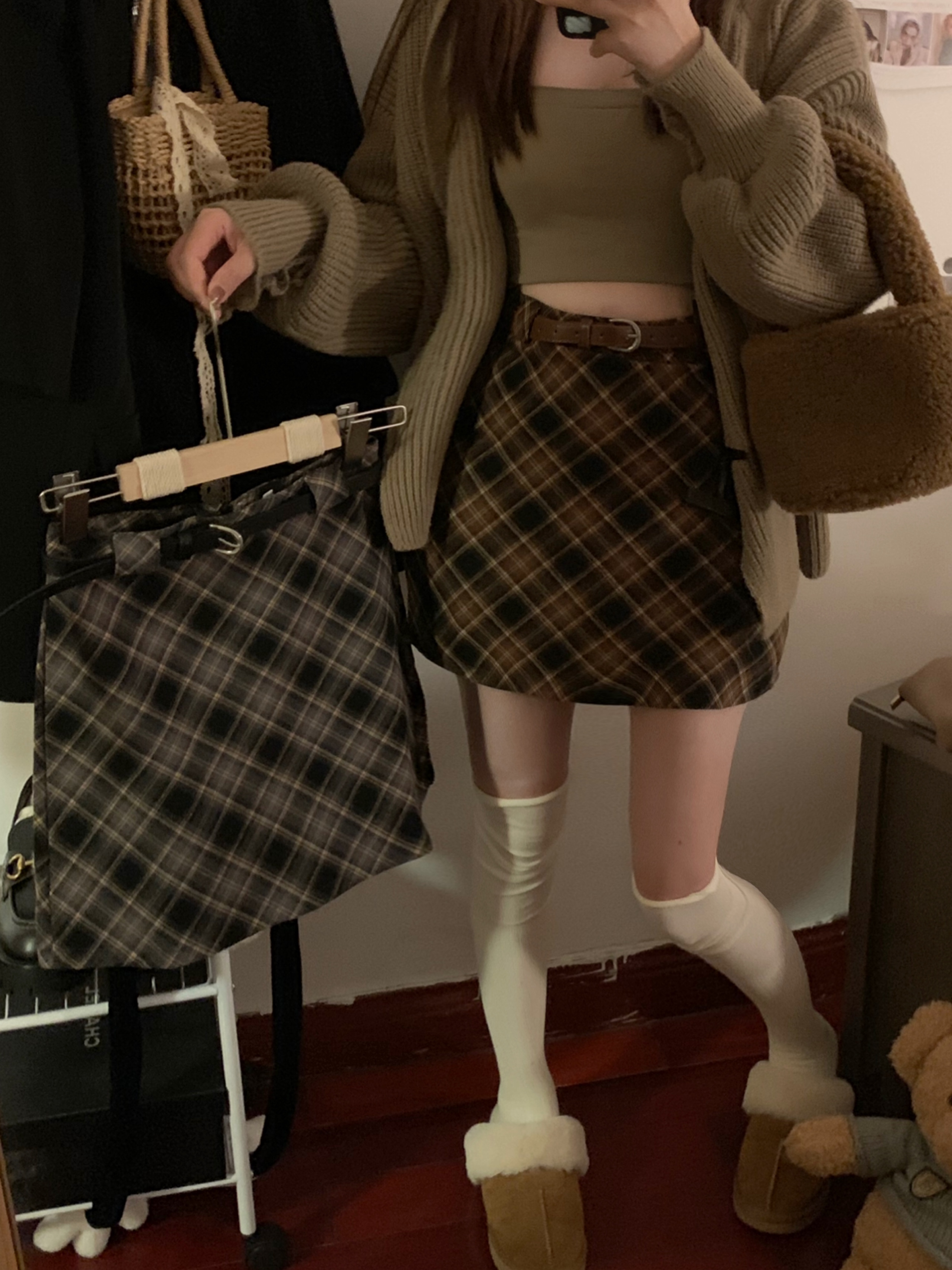 Real shot of retro coffee-colored plaid skirt, autumn and winter tight hip-hugging skirt, American high-waisted A-line skirt