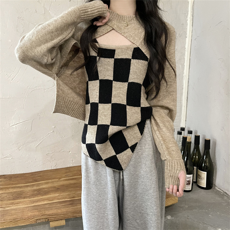 Irregular bottoming shirt for women in autumn and winter, sexy and chic sweater two-piece set 2023 new early spring short top