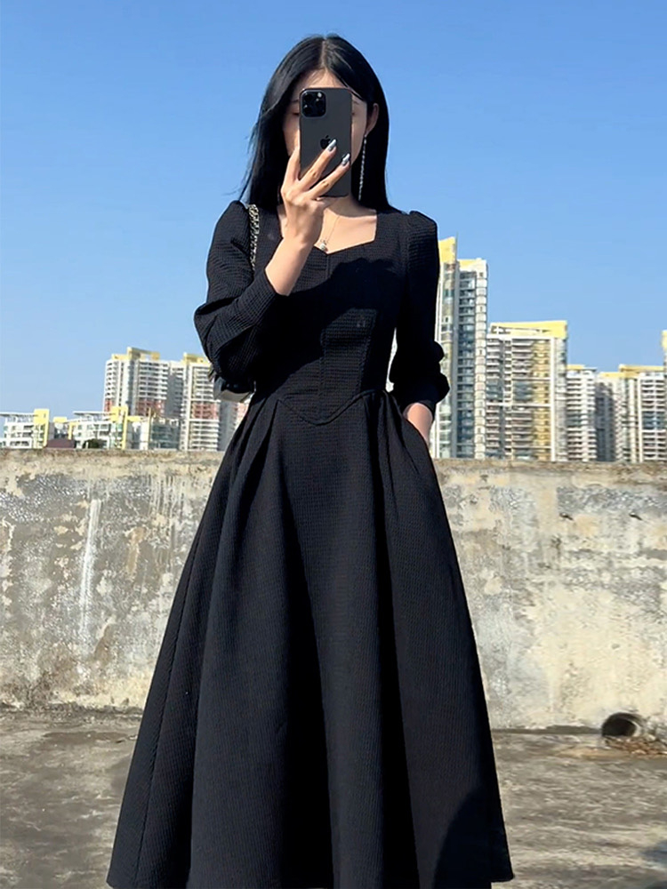 氣質女神范高級感赫本風小黑裙2023年秋季新款別致收腰顯瘦連衣裙