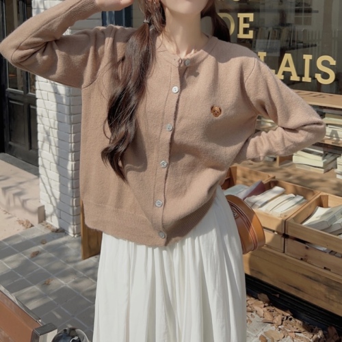Actual shot of Xiaoxiangfeng soft and waxy white knitted cardigan, chic high-end design European bear sweater for women