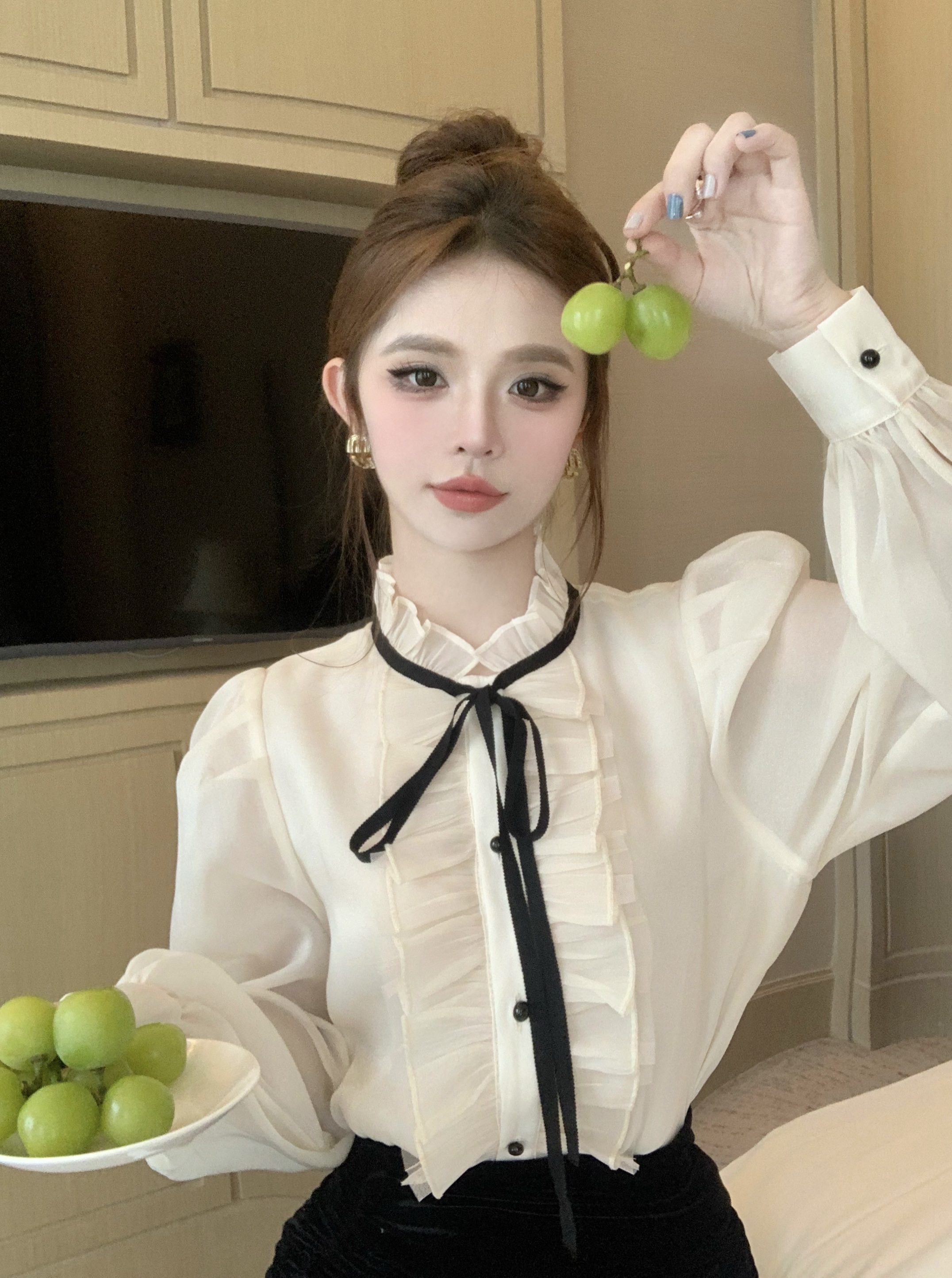 Actual shot of stand-up collared earring lace-up shirt for autumn inner top