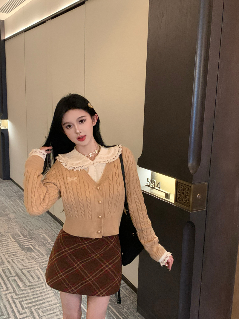 Real shot of versatile small twist long-sleeved knitted cardigan + plaid skirt hip-covering skirt suit