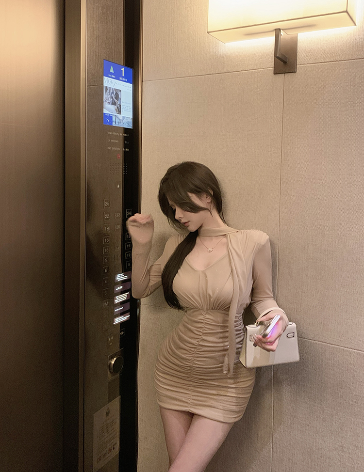 實拍 性感V領收腰褶皺包臀裙秋季新款細閃修身顯瘦連衣裙