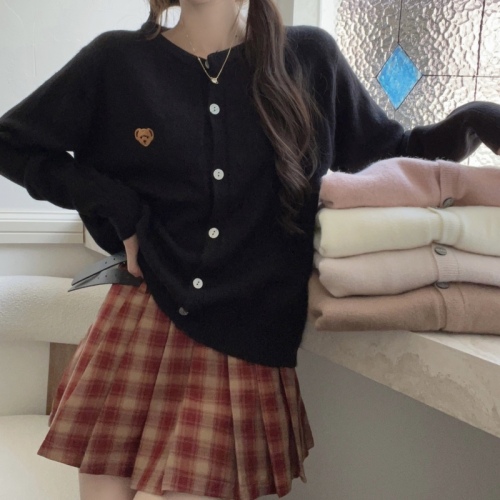 Actual shot of Xiaoxiangfeng soft and waxy white knitted cardigan, chic high-end design European bear sweater for women