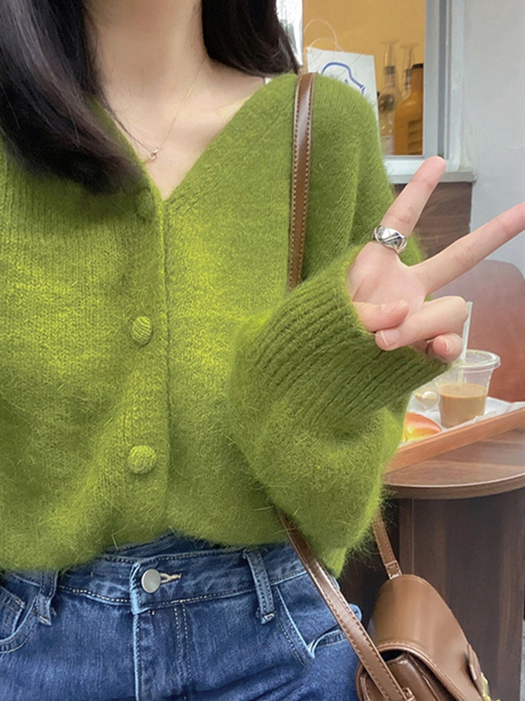 Autumn and winter avocado green knitted cardigan for women, high-end, lazy outer sweater jacket, retro soft waxy V-neck top
