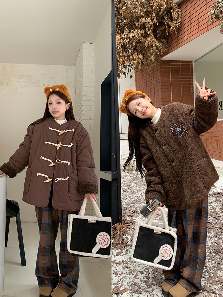 Actual shot of energetic girl Han Chic wearing a lamb-faced horn-buttoned cotton coat with warmth and warmth.