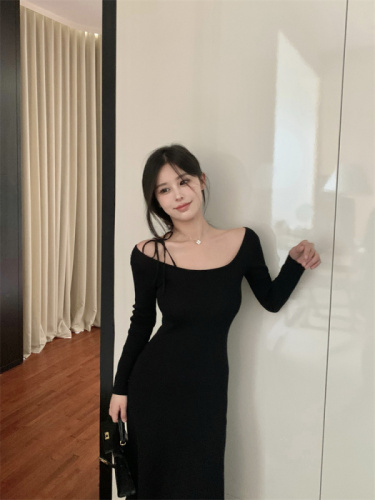 Actual shot of new autumn style gentle knitted long skirt one-shoulder strappy slim dress