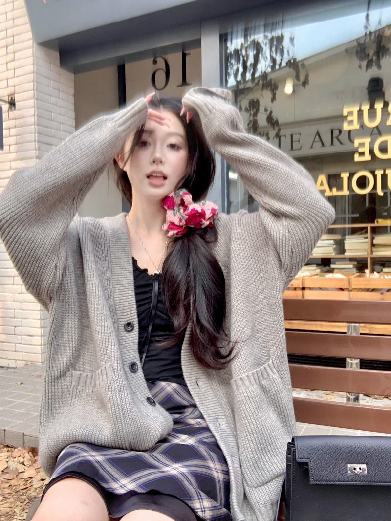 Actual shot of gray knitted cardigan jacket + fungus-edged lace-up vest + small fragrant style plaid skirt