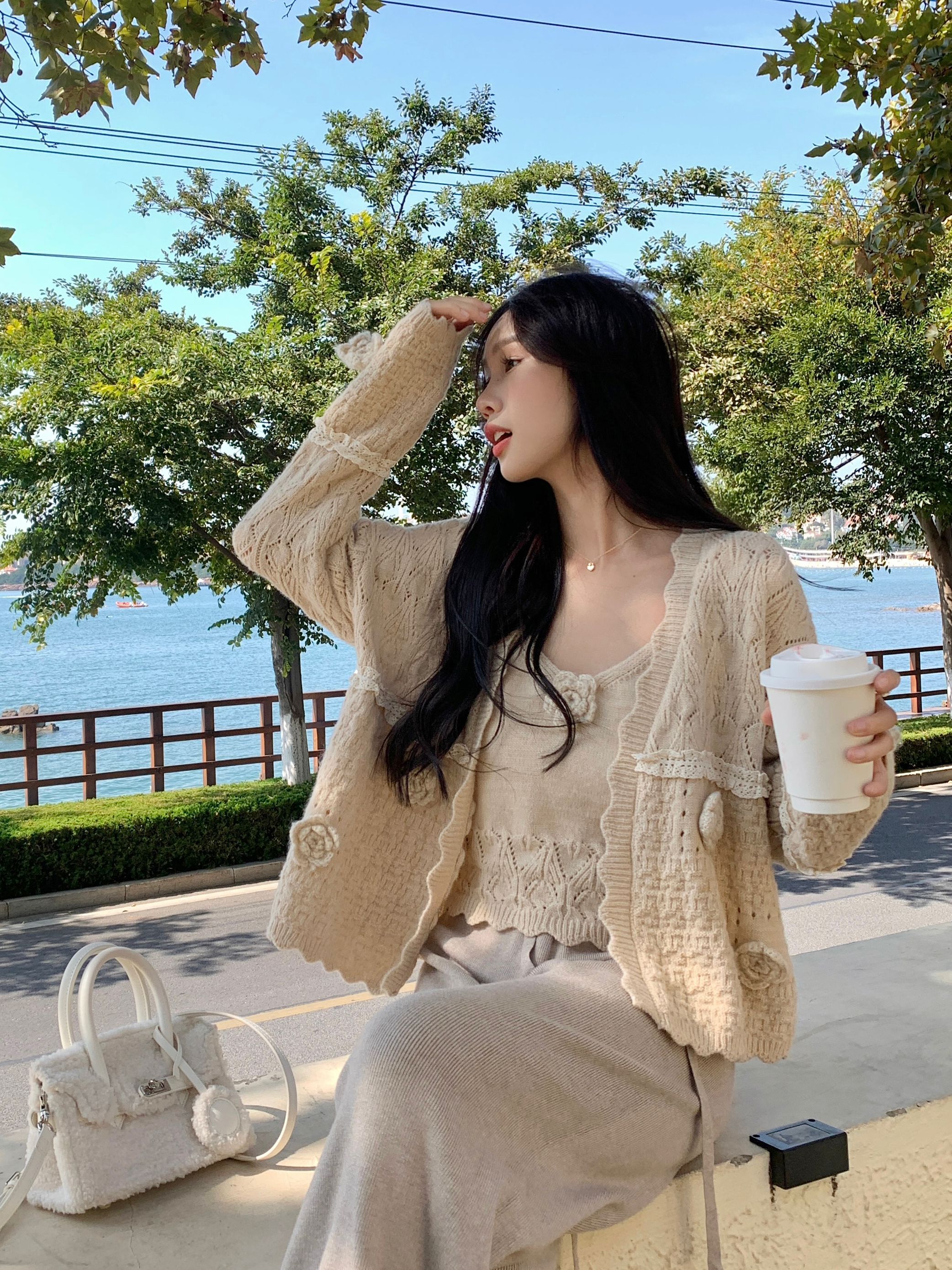Real shot ~ Gentle and sweet crocheted sweater cardigan suspender two-piece set