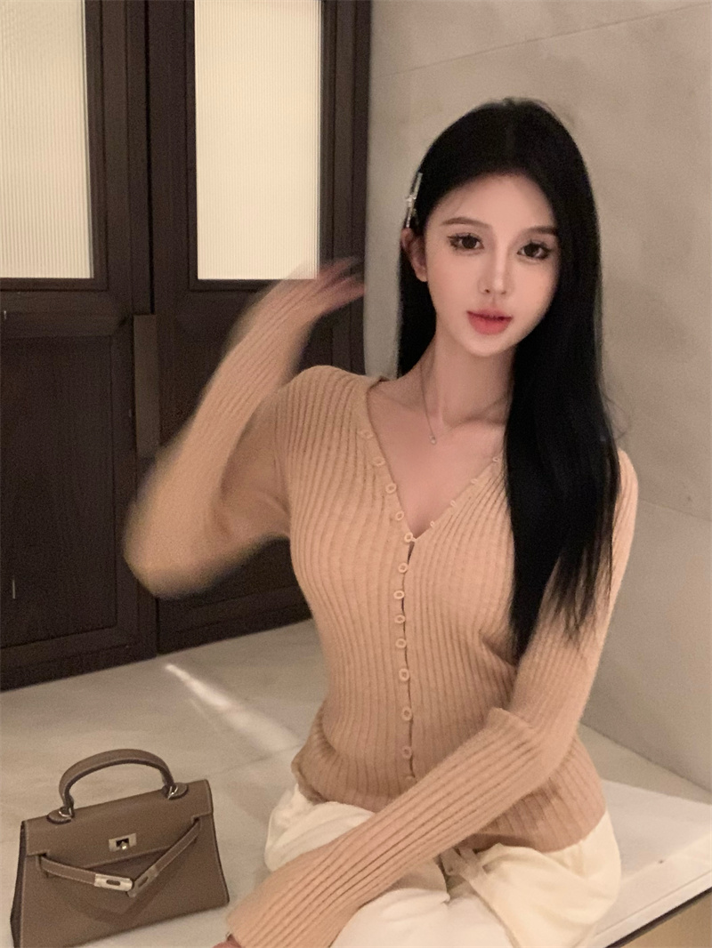 實拍 螞蟻腰V領顯瘦多扣打底衫女秋季小眾內搭針織衫