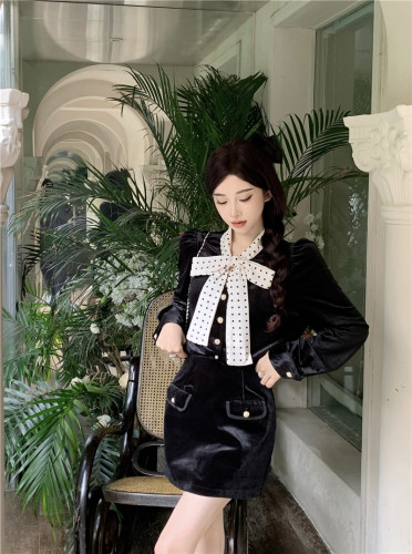 Real shot of museum courtyard miu window series French light and mature high-end retro velvet top and skirt