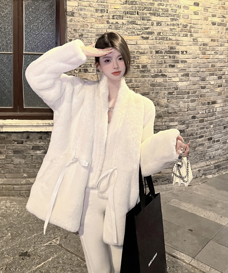 Actual shot of high-end imitation mink fur, soft, loose, slim, warm and versatile, with strappy fur coat