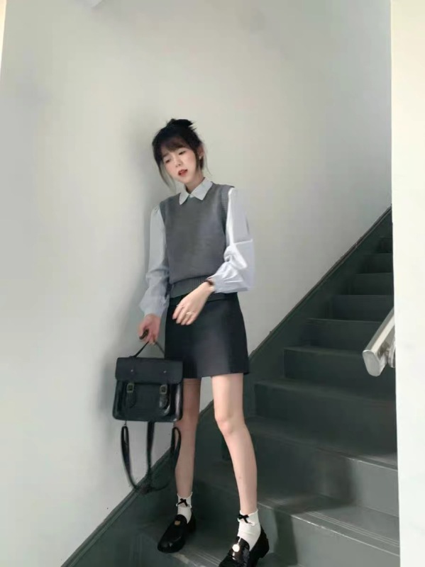 2023 new autumn clothing with a complete set of fashionable salt-based tea-based outfits to reduce age and cover up the flesh, Korean drama three-piece suit for women