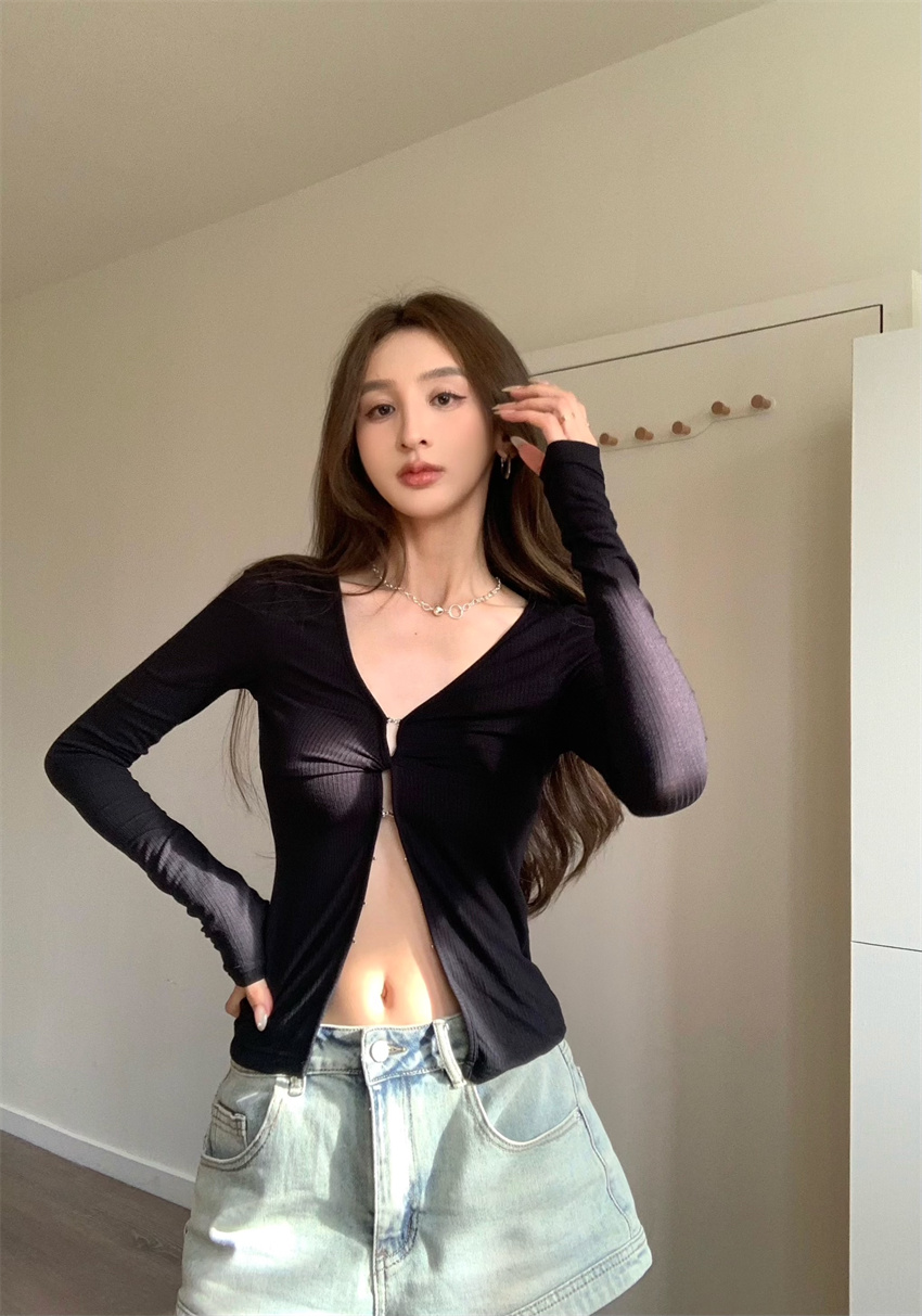 Actual shot of a sexy niche V-neck girl’s long-sleeved top + denim shorts