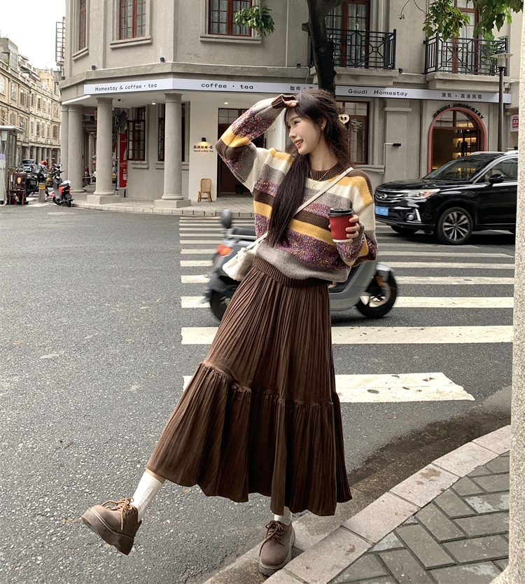 Actual shot of new autumn round neck contrast striped long-sleeved sweater for women + gold velvet pleated skirt and long skirt suit
