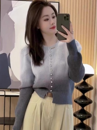 Design sense niche gradient color foreign style age-reducing knitted jacket women's autumn and winter style light and mature French bottoming wool top