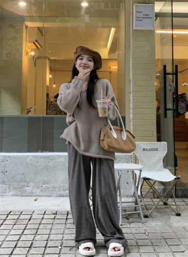 Actual shot of lazy style early autumn V-neck slit slim sweater + casual fashionable wide-leg pants