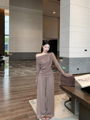 Real shot of comfortable Tiancai two-piece one-shoulder slimming lazy suit