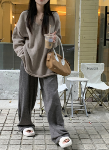 Actual shot of lazy style early autumn V-neck slit slim sweater + casual fashionable wide-leg pants