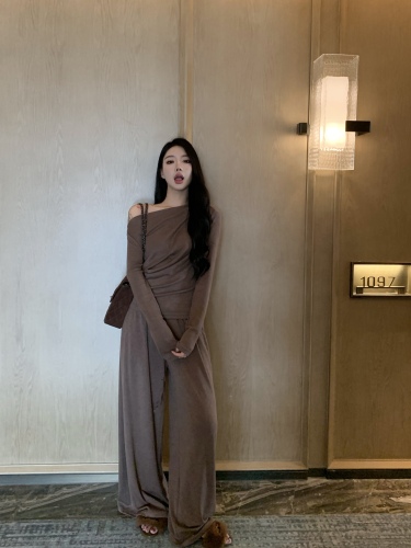 Real shot of comfortable Tiancai two-piece one-shoulder slimming lazy suit