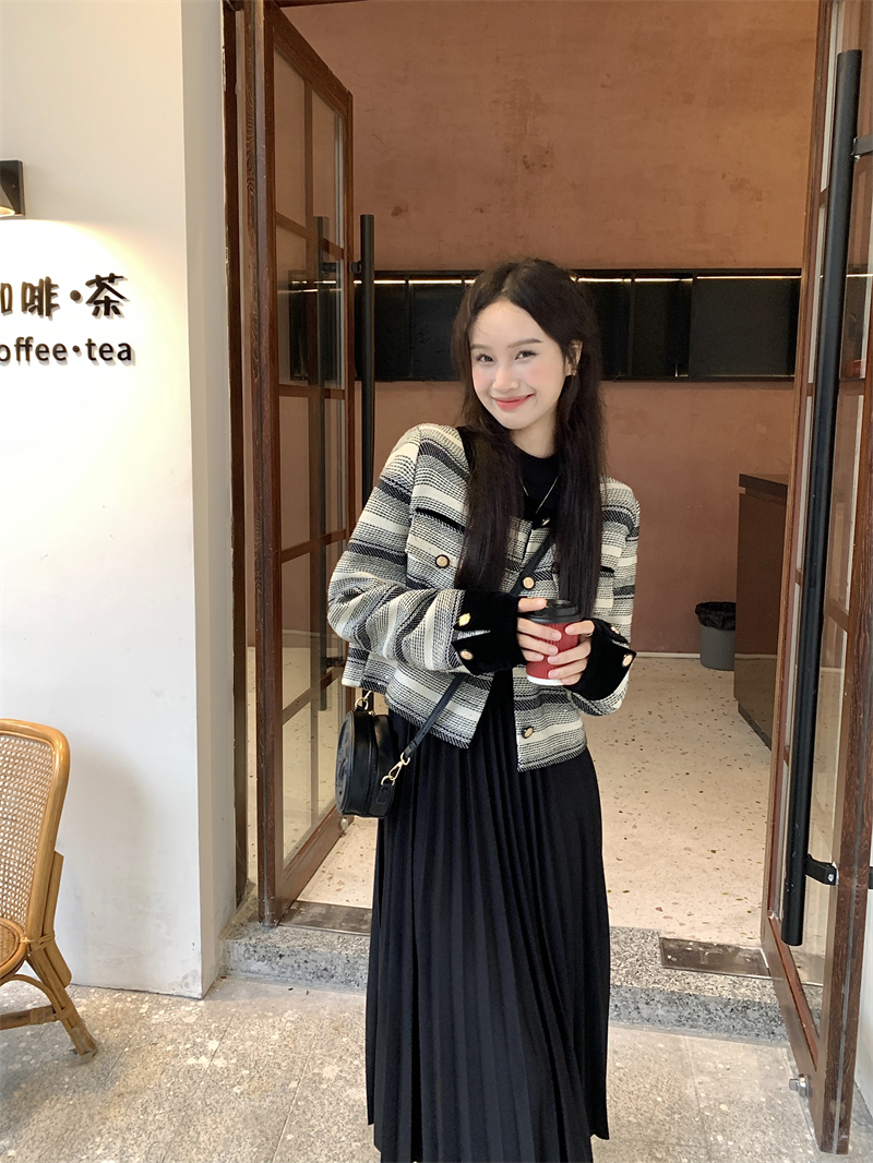 Actual shot~Western simple style fashionable short striped jacket + pleated dress suit