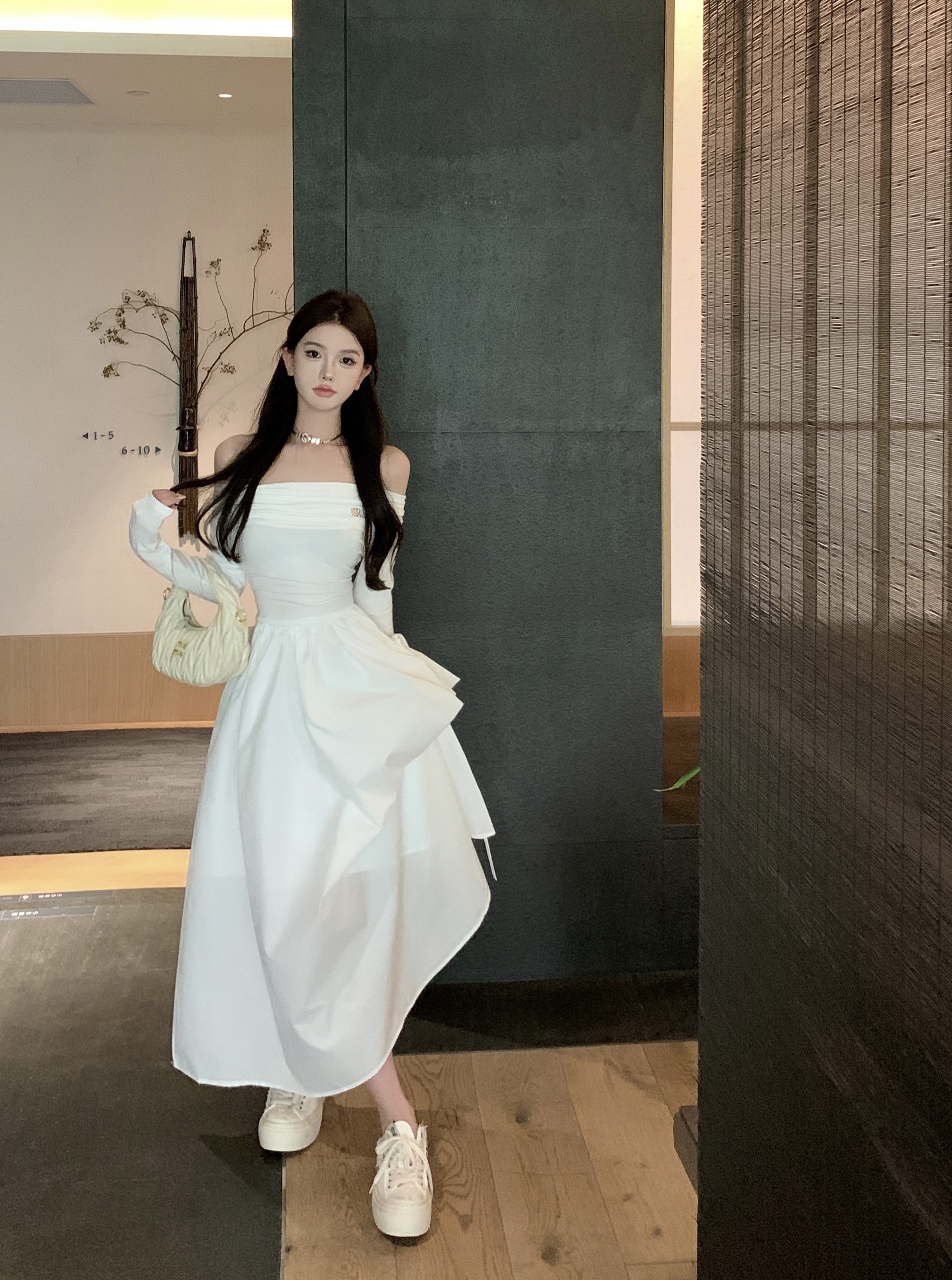 Real shot of high-end long-sleeved one-shoulder Audrey Hepburn-style tea-style white long skirt and mini dress for women