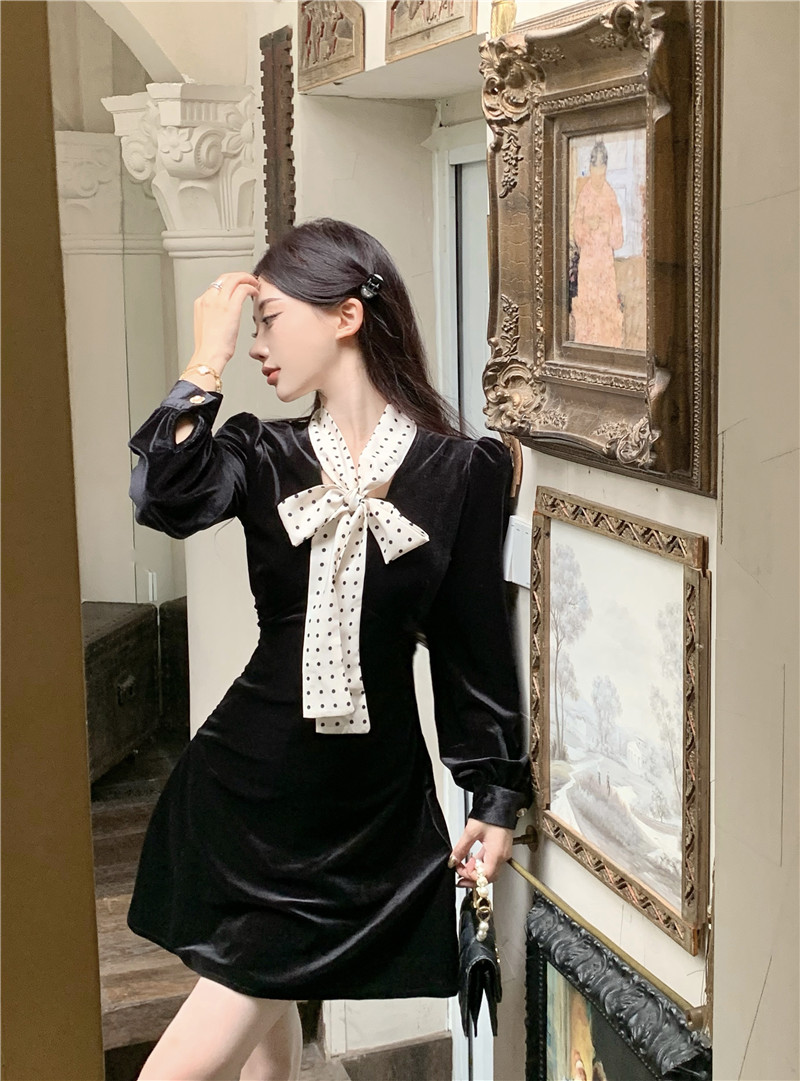 實拍博物館庭院miu櫥窗系列黑色高級感復古絲絨波點半身裙女