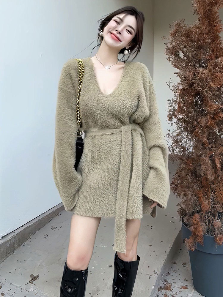 Japanese retro lazy style imitation mink V-neck soft waxy sweater for women in autumn and winter new long-sleeved pullover mid-length top