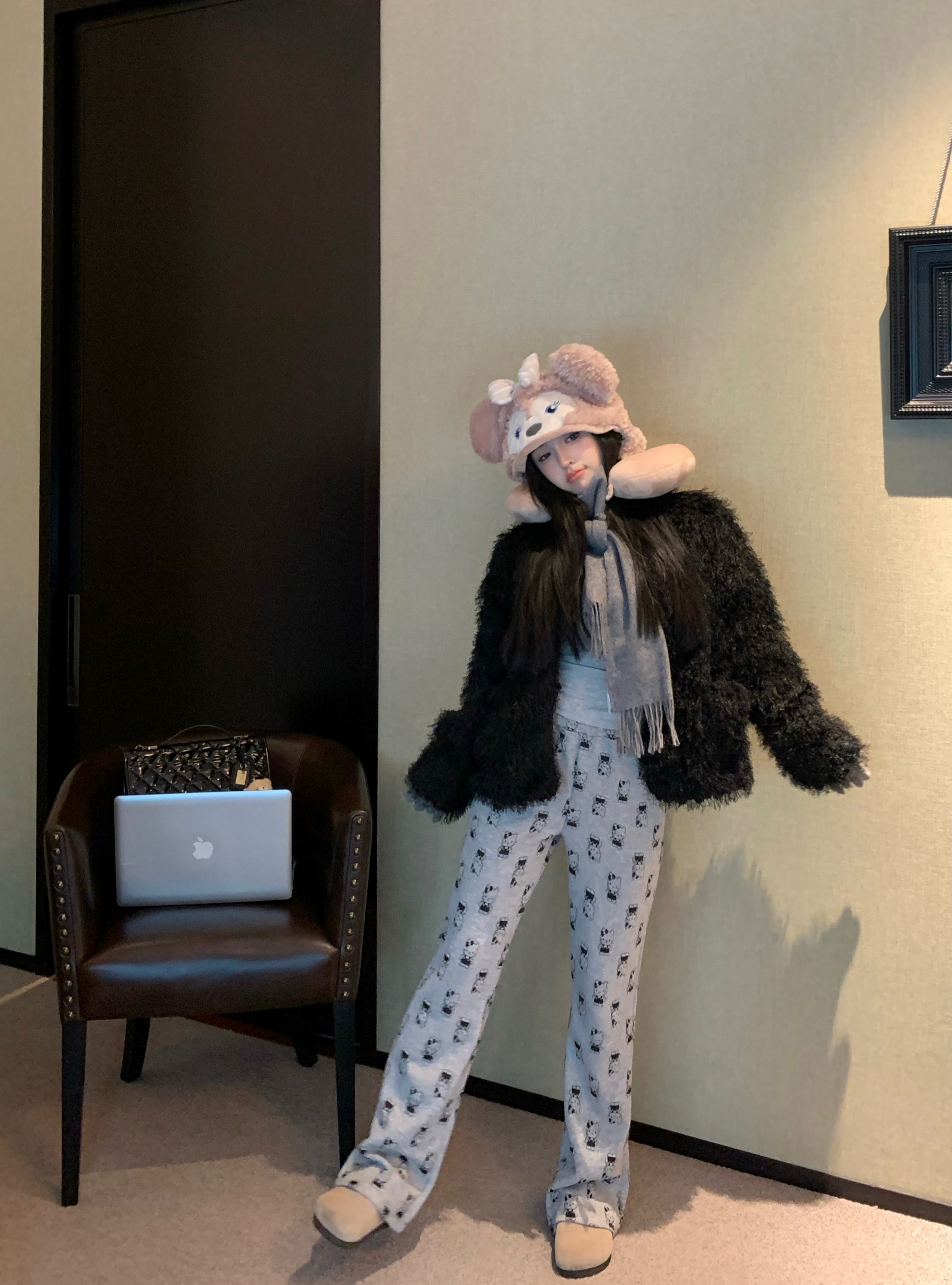 Actual shot of airport wear, cartoon three-dimensional cat knitted pants, bootcut pants + gray vest three-piece set