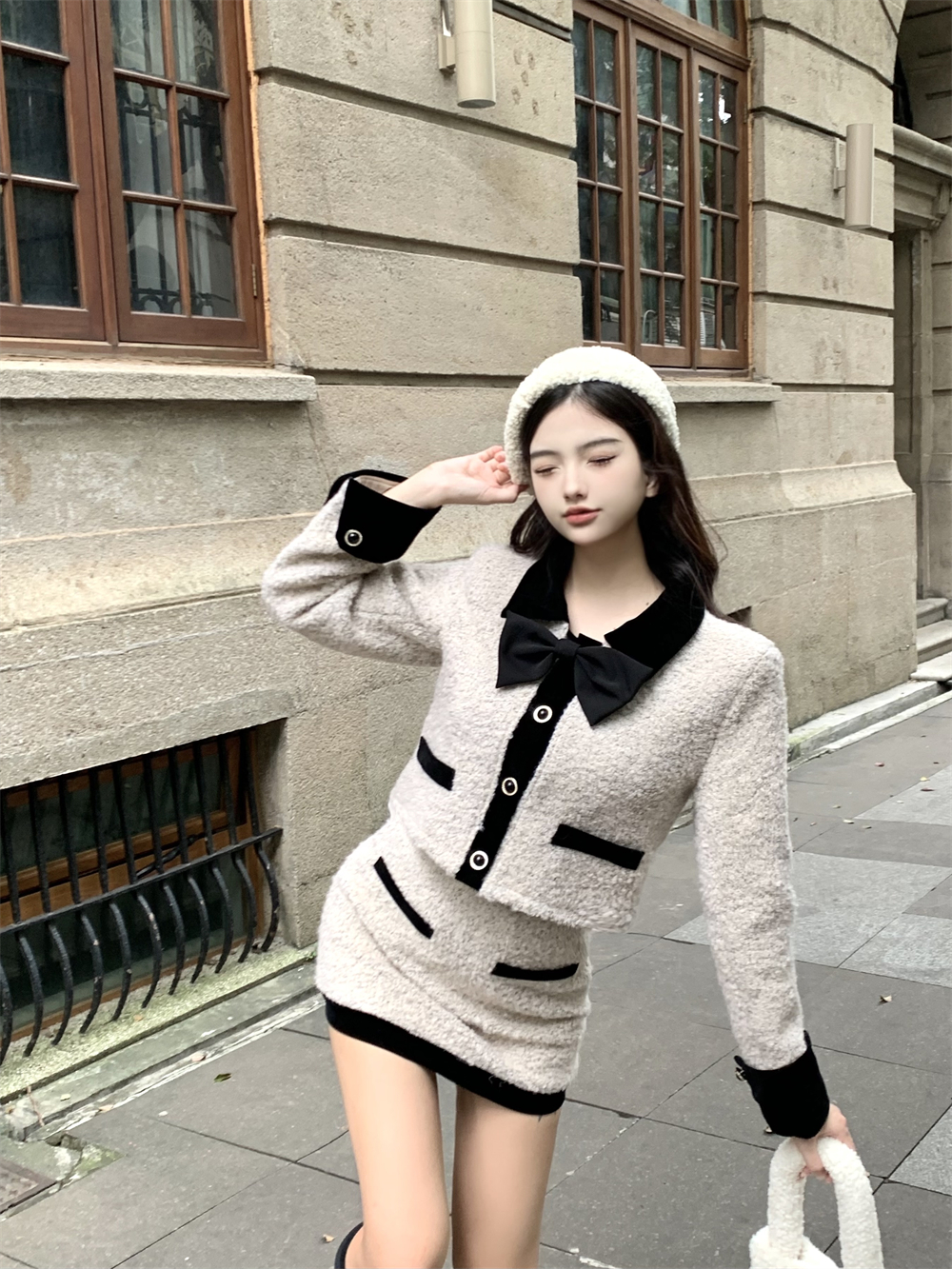 Actual shot of Xiaoxiangfeng color-blocked bow long-sleeved jacket with high waist and hip-covering skirt two-piece set