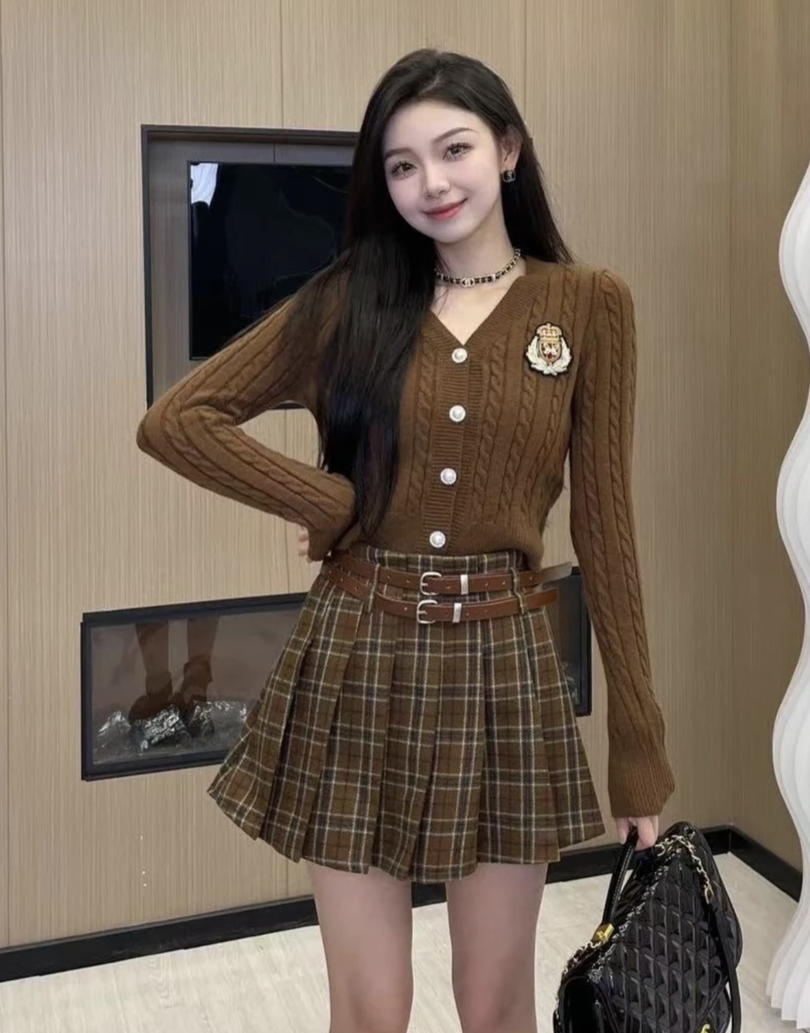 時尚芭莎秋季減齡學院風刺繡V領單排扣長袖女針織衫