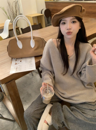 Actual shot of lazy style early autumn V-neck slit slim sweater + casual fashionable wide-leg pants