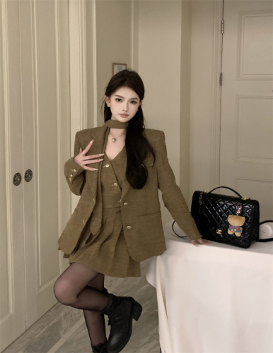 Real shot of Maillard tweed exquisite suit jacket for women autumn design vest pleated skirt three-piece set