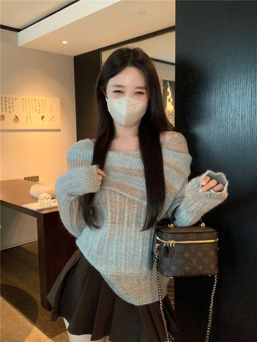 Real shot of contrasting one-shoulder sweater for women, autumn pleated skirt, retro hottie two-piece set