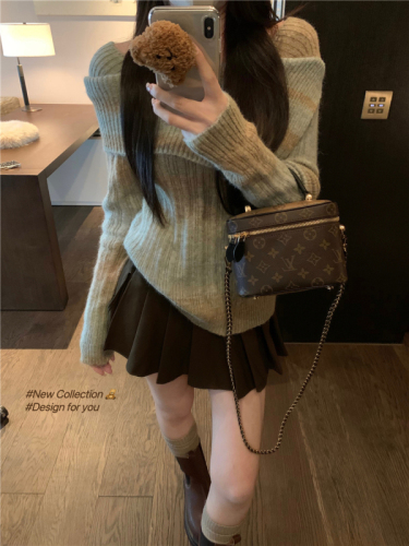 Real shot of contrasting one-shoulder sweater for women, autumn pleated skirt, retro hottie two-piece set