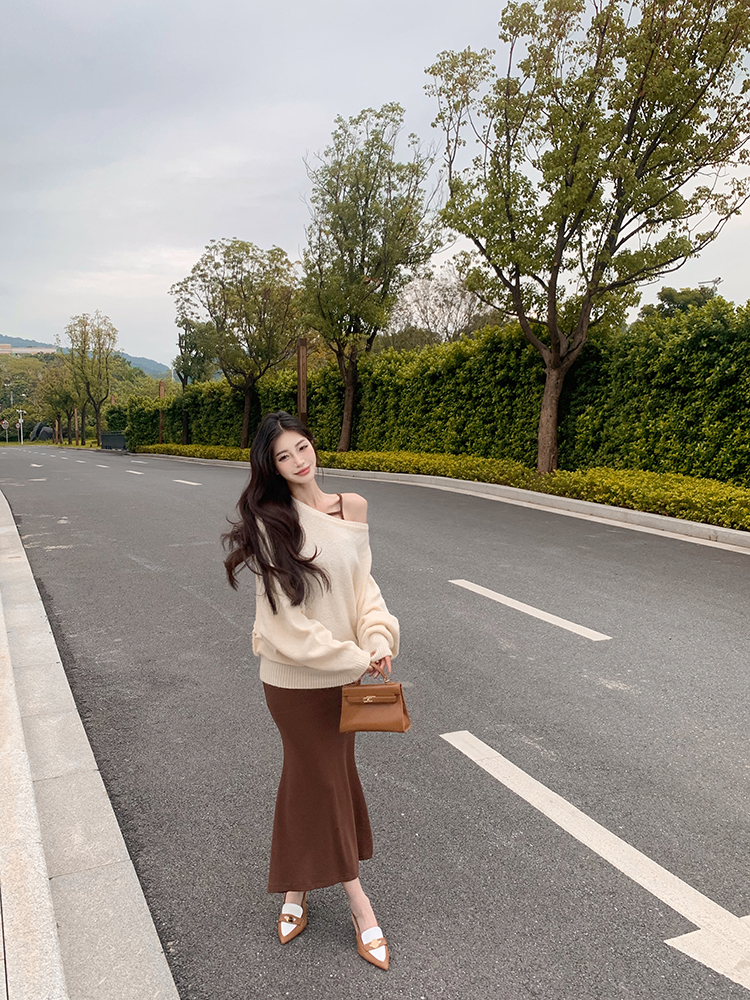 Actual shot: Lazy, soft and waxy bat-sleeved bateau neck sweater + stylish long suspender dress