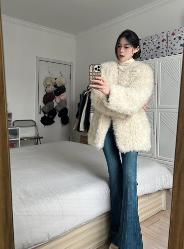 Actual shot of minimalist style fur integrated loose lamb fur