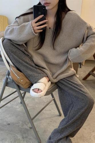 Actual shot of lazy style early autumn V-neck slit slim sweater + casual fashionable wide-leg pants