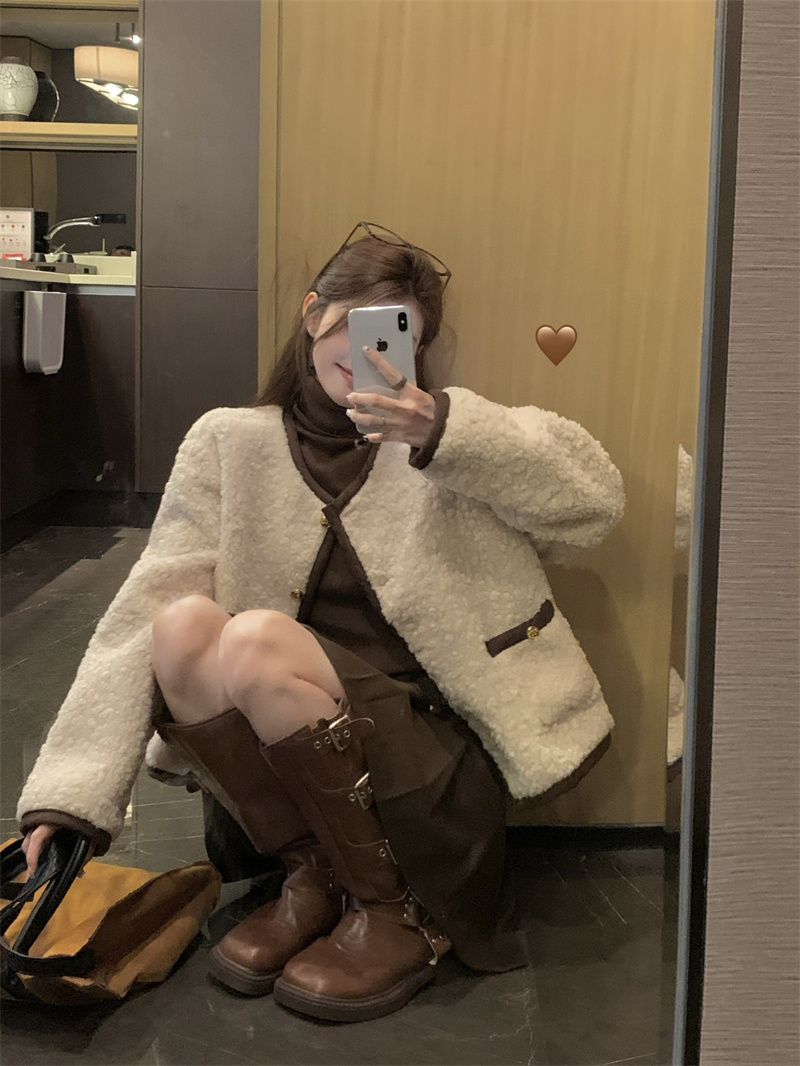 Actual shot of 2023 autumn and winter Xiaoxiangfeng lamb wool warm and thickened jacket and winter skirt suit