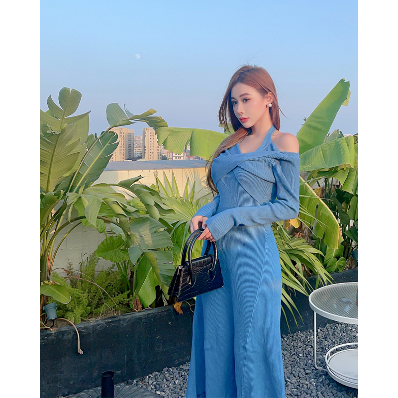 Real shot of French halterneck bottoming knitted dress for women in autumn and winter with coat, long over-the-knee sweater dress