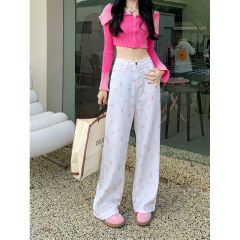 Real shot of plus size women's Korean style loose slimming high-waisted flower jeans for women with pear-shaped body, wide-legged casual trousers