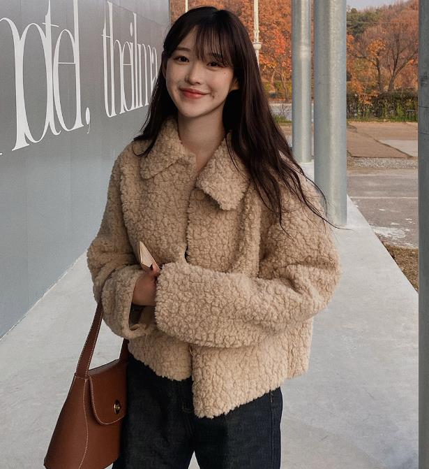 INS Dongdaemun, South Korea~The chaebol’s daughter’s soft, waxy, comfortable and versatile lapel warm short jacket