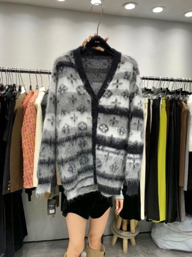 Korean design niche loose-fitting western-style printed knitted jacket fashionable V-neck literary series single-breasted sweater