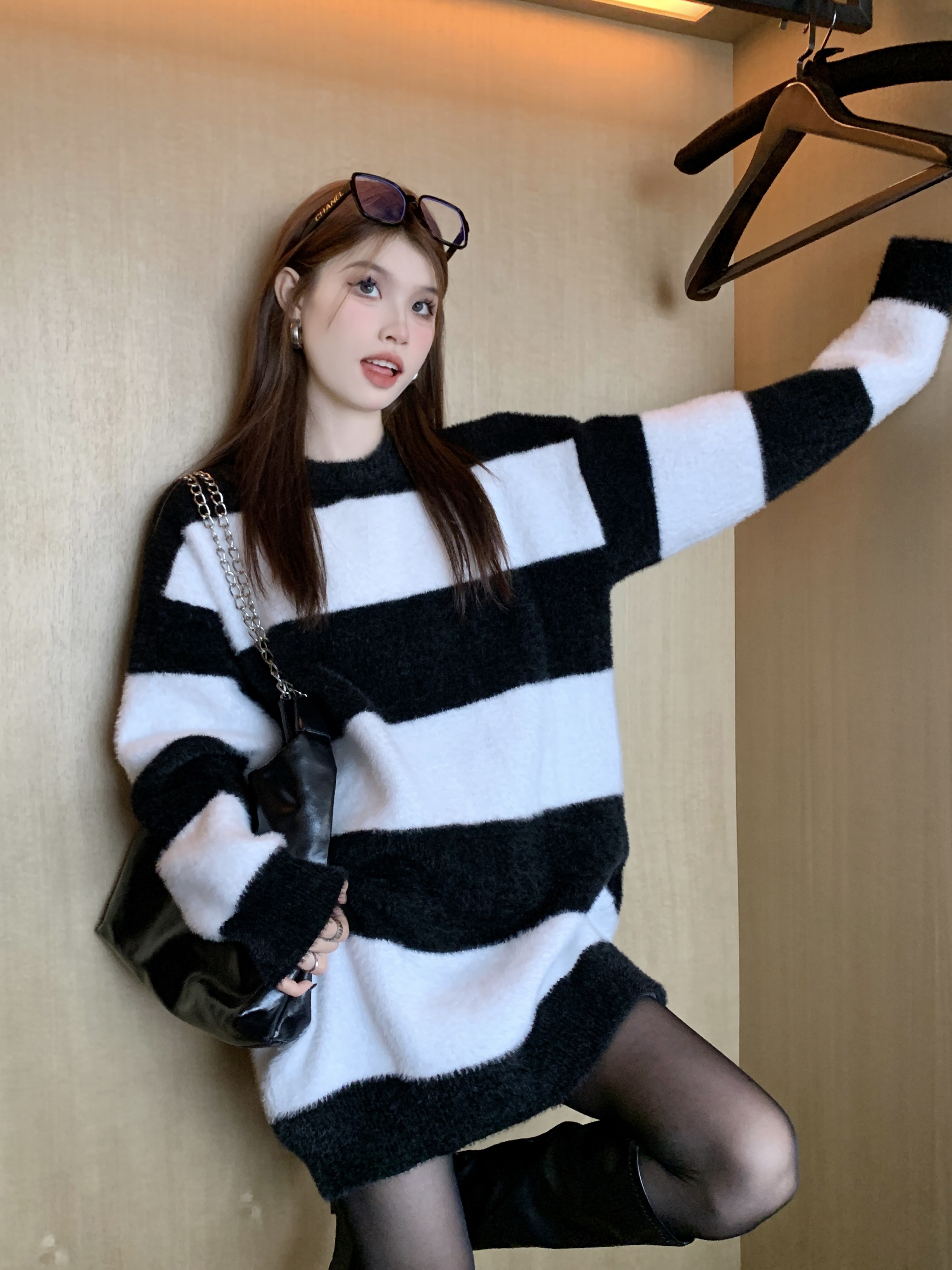 Real shot of lazy style thickened sweater for women in autumn and winter soft and waxy loose striped pullover sweater long-sleeved top