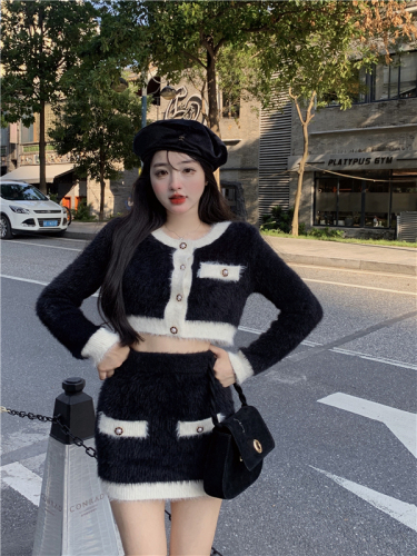 Actual shot of short, slim, contrasting mink fur long-sleeved sweater jacket, hip-covering skirt, two-piece set