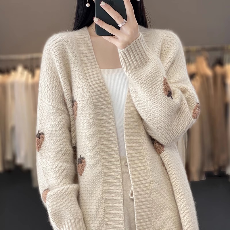 韓版秋冬V領中長款羊絨開衫女加厚外套甜美草莓繡花羊毛衫上衣