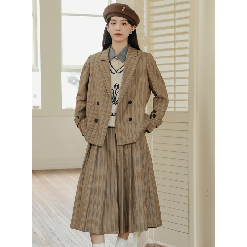A set of no less than 268 real-shot autumn and winter salt college style high-end fashion suits