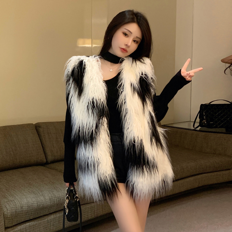 Actual shot of the new autumn and winter cow pattern contrasting sheepskin fur vest, fashionable and versatile furry coat, internet celebrity